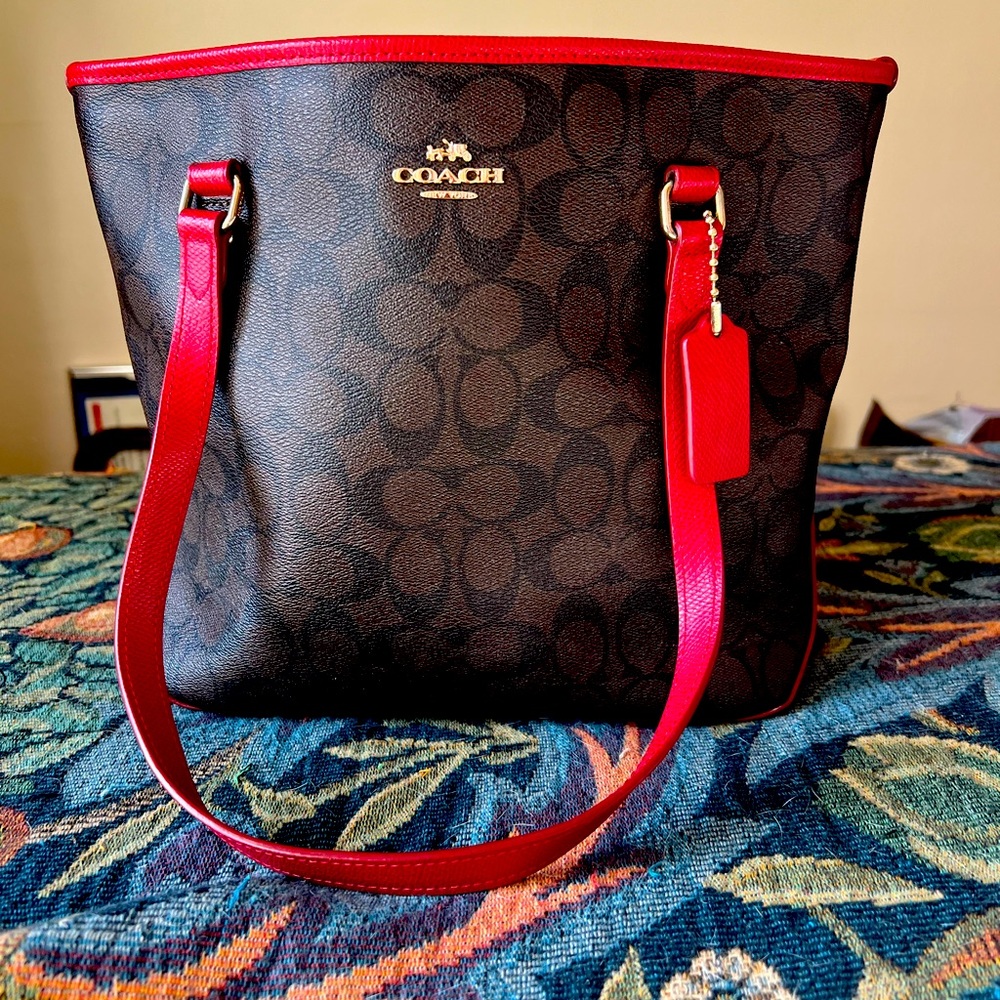 Chic Coach Bag with red trim